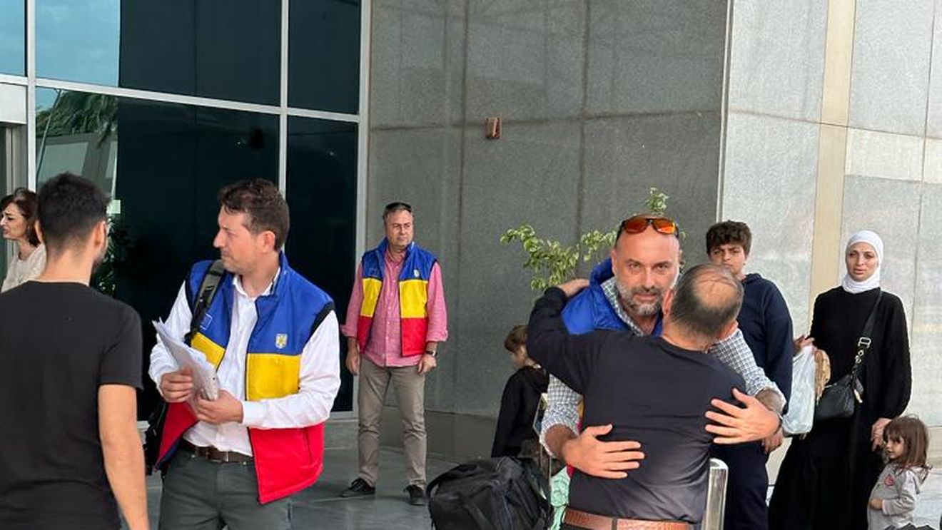 Cei 41 de cetăţeni români şi membri de familie evacuaţi recent din Fâşia Gaza au sosit în România/ Aeronava militară care trebuia să îi aducă la Bucureşti s-a defectat inițial, fiind necesar trimiterea unui alt avion