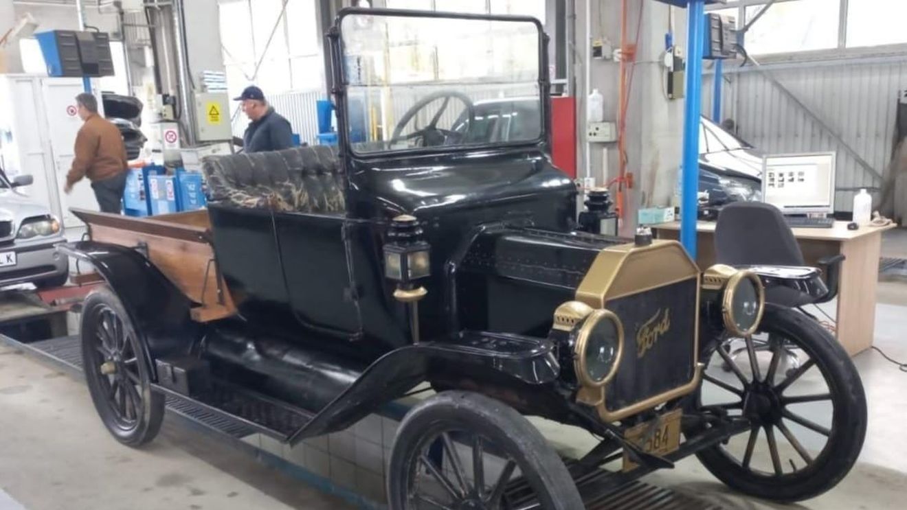 Ford datând din 1914, adus la RAR pentru verificări. Maşina are spiţe din lemn, patru cilindri şi 20 de cai putere. Oficialii RAR: Ocazia de a putea vedea o maşină veche de peste 100 de ani şi de a-i auzi sunetul motorului, o onoare pe care puţini o au