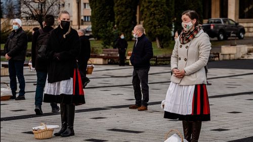 GALERIE FOTO Cum au păstrat distanțarea catolicii din Miercurea Ciuc la slujba de sfințire a bucatelor în prima zi de Paște/ Județul Harghita are cea mai mică rată de infectare din țară