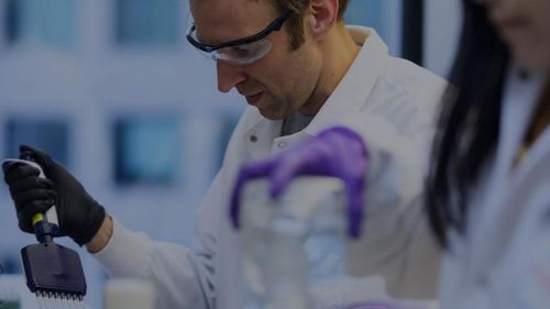 Moderna a început studiul clinic pentru un nou vaccin candidat împotriva Covid-19, care ar putea fi depozitat şi transportat în frigidere în loc de congelatoare