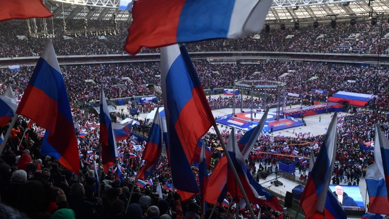 Rușii se adună în număr mare la mitingul lui Putin din Moscova. Oamenii sunt aduși cu autocarele, iar studenții sunt eliberați de la cursuri / Interzisă purtarea culorilor galben și albastru