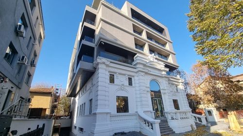 FOTO Cum arată o clădire de sfârșit de secol XIX, peste care a fost construit un bloc modern de patru etaje/ Fost sediu al comunității evreiești din Constanța, imobilul a fost clasat monument istoric după ce a fost devastat iar fațada restaurată