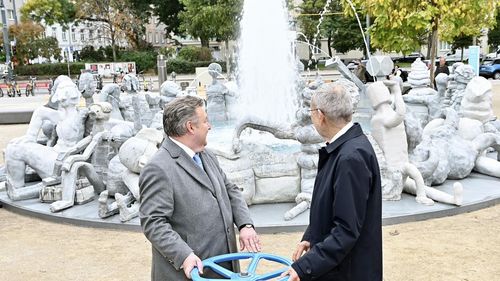 O fântână arteziană considerată scumpă și urâtă stârnește controverse la Viena