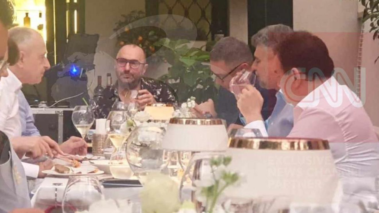 Elena Lasconi: ”Ei au rezervat o masă şi au amanetat România. De ce? Pentru că pot. Pentru că am închis ochii la combinaţiile lor de la aceeaşi masă, cu aceleaşi personaje şi ne-am mulţumit cu firimituri electorale”