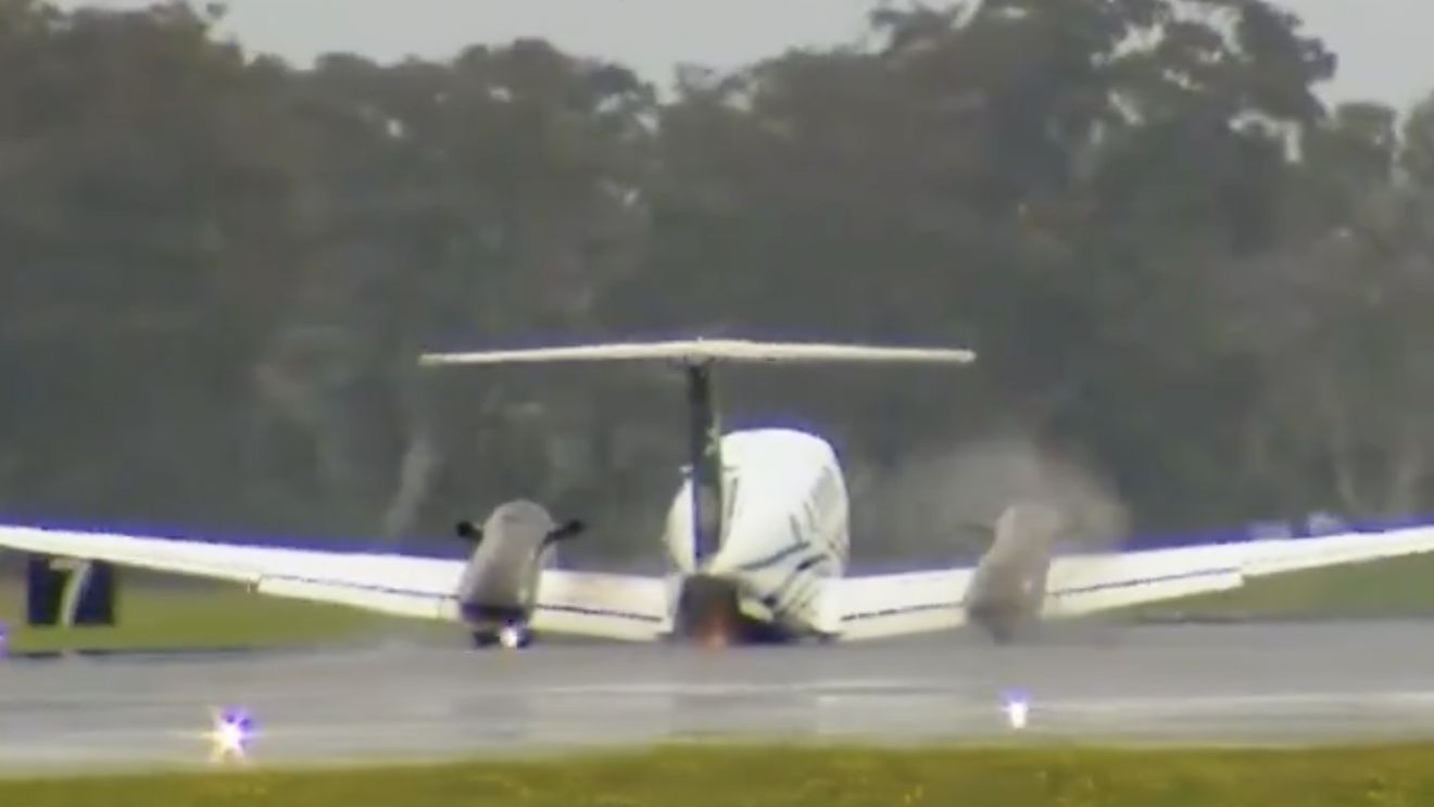 VIDEO Un avion a reușit o aterizare de urgență fără tren de aterizare în Australia