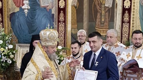 George Simion a primit”Crucea Șaguniană” de la Mitropolitul Ardealului / Politicieni PNL și PSD au primit în trecut distincția