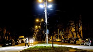 Primarul din Botoşani propune construirea unei reţele paralele de iluminat public / Cosmin Andrei (PSD) susține că Primăria a vrut să cumpere rețeaua de la E.On Moldova, dar preţul solicitat a fost mare
