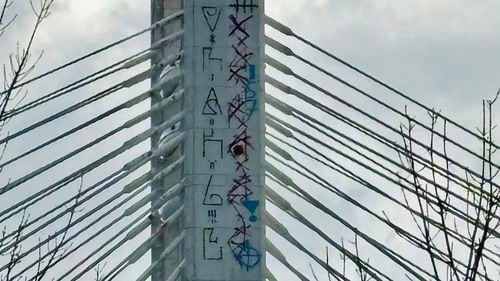 Anchetă a Poliţiei Capitalei, după ce emblema Mișcării Legionare a fost desenată pe unul dintre stâlpii Pasajului Basarab