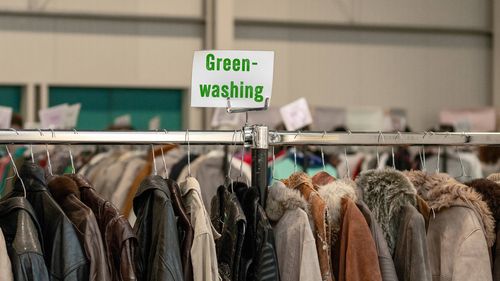 Reglementările privind protecția consumatorului se înăspresc în Marea Britanie: industria modei, în vizorul autorităților pentru practici de „greenwashing”