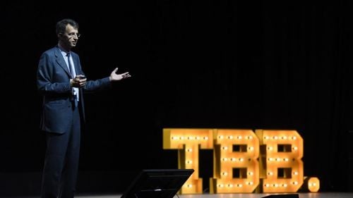 VIDEO Gulerele albe și albastre din industria bateriilor: 40.000 de români vor fi calificați în următorii trei ani printr-un parteneriat cu Institutul European de Inovare și Tehnologie