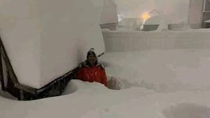 Furtuna de zăpadă paralizează SUA: Mii de zboruri anulate și pene masive de curent / În Rhode Island stratul de zăpadă a ajuns la un metru