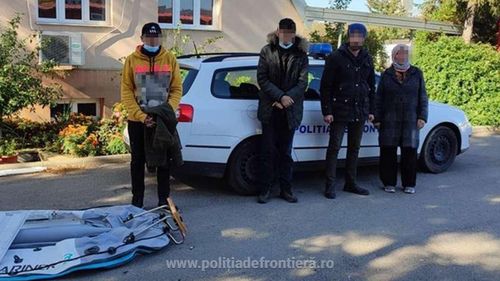 VIDEO Două familii de migranţi din Afganistan și Siria, depistate de poliția de frontieră din Caraș-Severin încercând să intre în țară traversând Dunărea cu barca