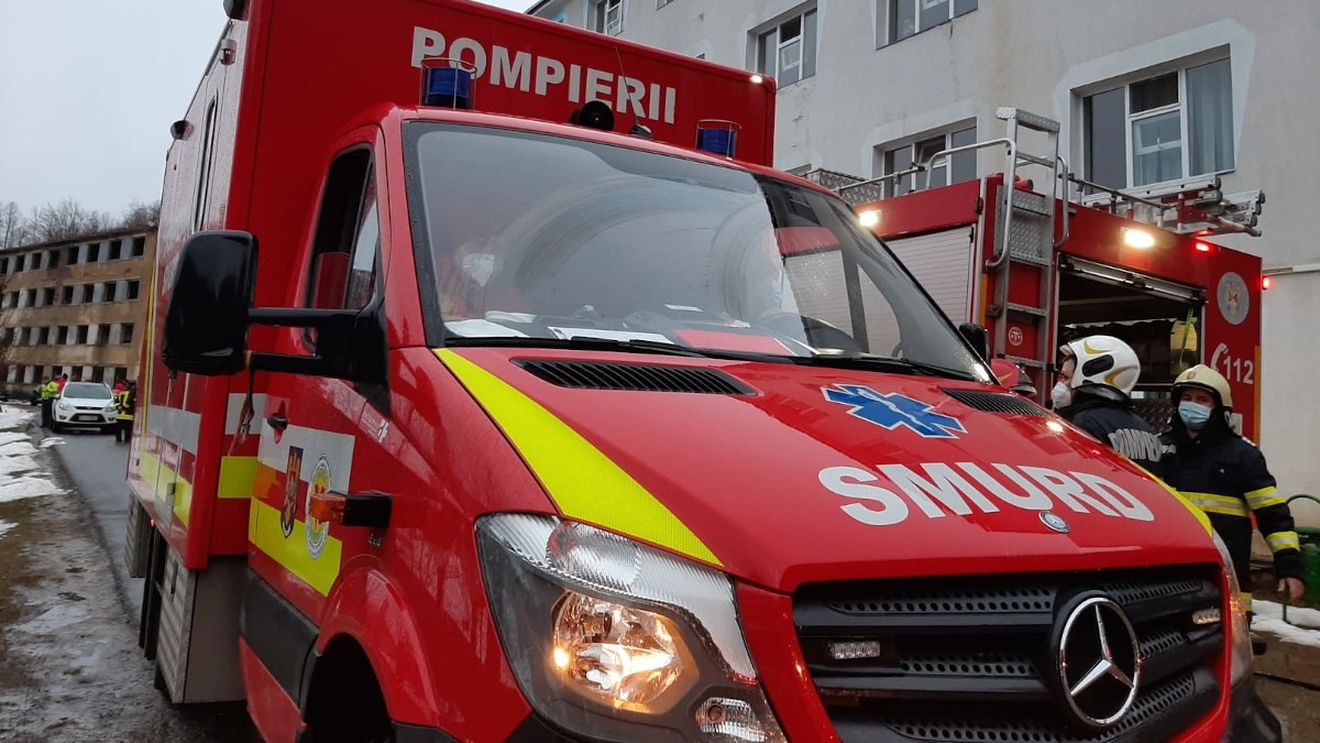 Argeș: Minoră de 15 ani a căzut de la etajul 3 / Tatăl dormea, iar mama era la muncă