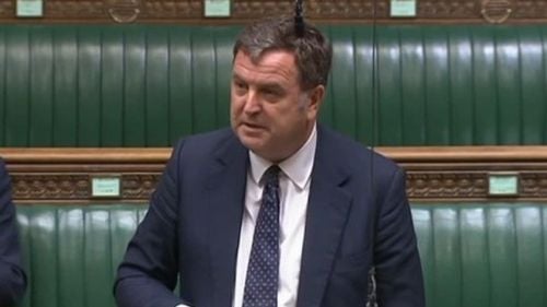 Un membru al Guvernului Marii Britanii respinge ipoteza unor proteste sociale de amploare, ca în Franța, în cazul majorării vârstei de pensionare la 68 de ani după alegerile viitoare