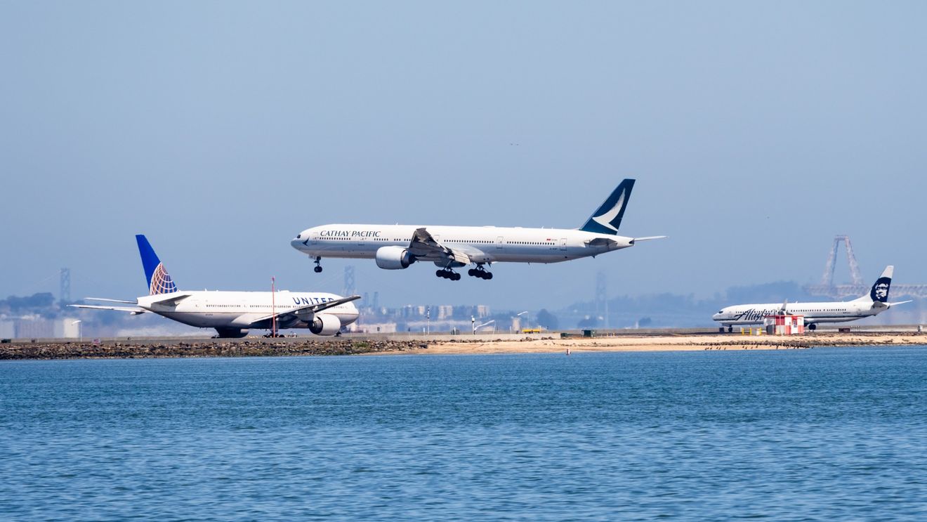 Americanii călătoresc cu avionul ca înaintea pandemiei. Aproape 2,5 milioane de călători au trecut duminică prin aeroporturile din SUA, cel mai mare număr de la începutul lui 2020
