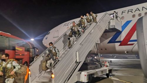 Ambasada Franței, după ce presa franceză a criticat condițiile de la baza militară Cincu: Construcţia noilor instalaţii şi infrastructuri NATO în această bază a impus condiţii de viaţă rudimentare militarilor francezi, însă aceste lucrări sunt în curs de finalizare