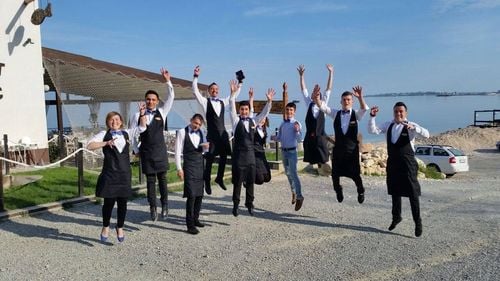 ANALIZĂ Angajații sezonieri în pandemie pe litoralul românesc: De la experiența românilor întorși din străinătate la specula necalificaților și „foiala între cârciumi”