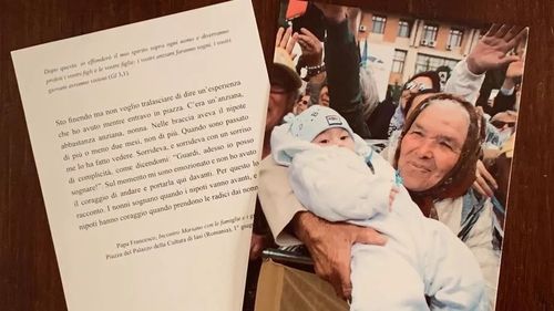 Papa Francisc le oferă persoanelor pe care le primește în audiență poza unei bătrâne din Iași, care l-a impresionat mult în timpul vizitei în România