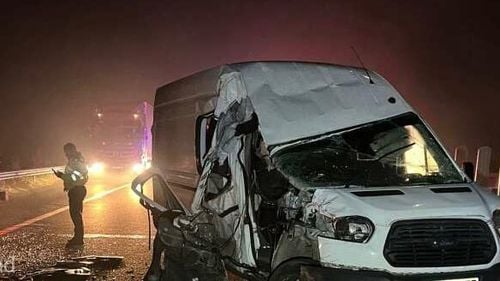 Șapte persoane au ajuns la spital după ce un TIR s-a ciocnit cu un microbuz cu pasageri, pe A1, în Arad