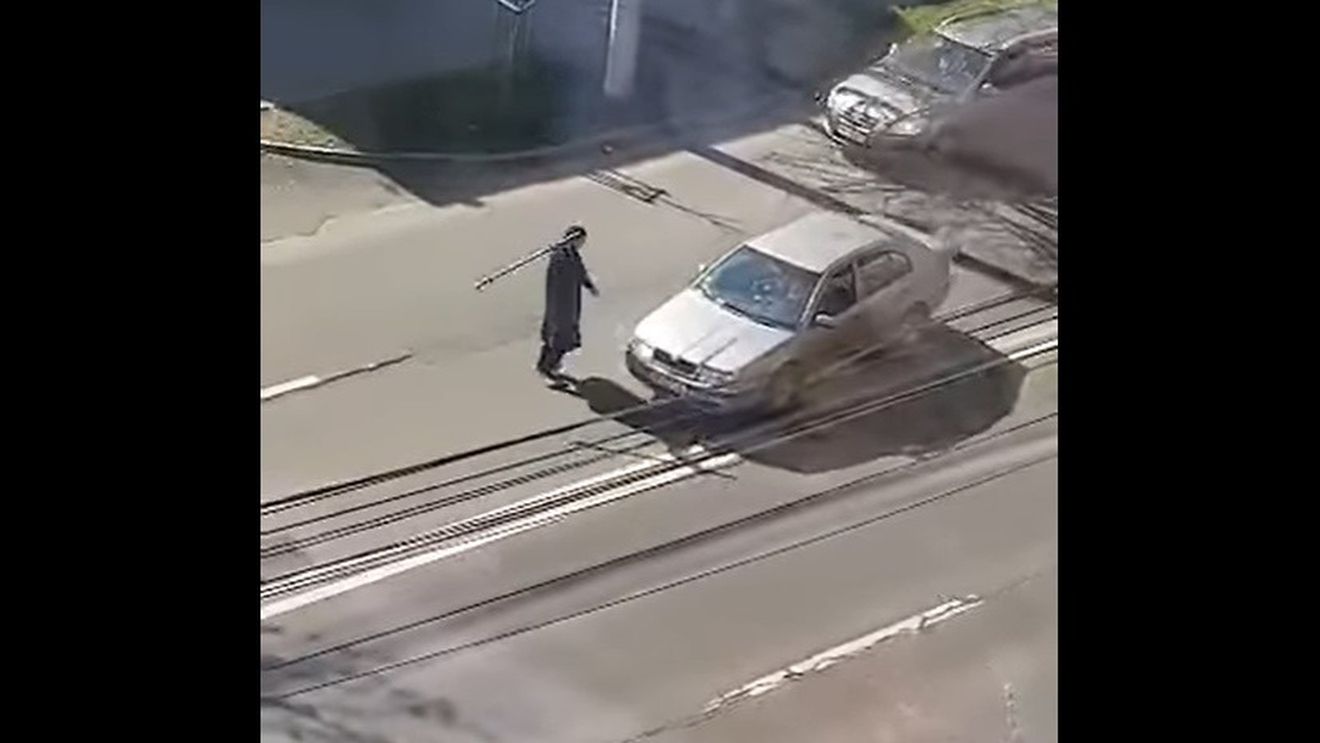 VIDEO Baia Mare: Tânăr care distrugea cu bâta şi cu toporul maşini aflate în trafic, reţinut de poliţişti