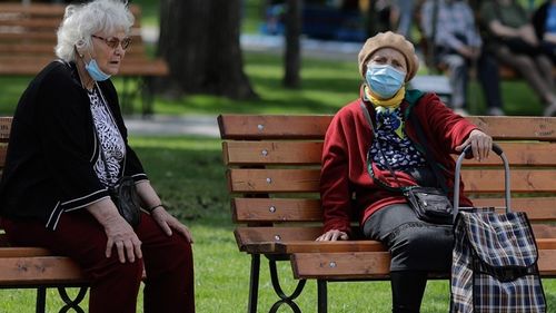 Fenomenul de îmbătrânire demografică continuă să se accentueze în România: La 1 ianuarie 2021, populaţia rezidentă era de 19,186 milioane persoane, în scădere cu 142.600 persoane faţă de 1 ianuarie 2020