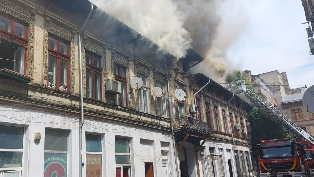 UPDATE VIDEO Incendiu în centrul vechi din București: 19 autospeciale intervin pentru a stinge flăcările care au cuprins acoperișul unei clădiri/ Suprafața afectată este de 750 mp