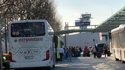 Critici dure în Germania din cauza tratamentului aplicat muncitorilor sezonieri: Nu pare să conteze că mii de oameni au călătorit fără a păstra distanţa socială şi că sute vor lucra, mânca, dormi, se vor spăla la grămadă