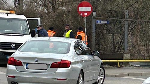 Fostul prefect de Sibiu conduce o mașină plătită de un om de afaceri / „Dacă dumneavoastră o numiți șpagă, eu nu vă contrazic” / Lucian Radu este inspector șef adjunct al ITM, iar soția are firmă de consultanță în domeniul securității în muncă