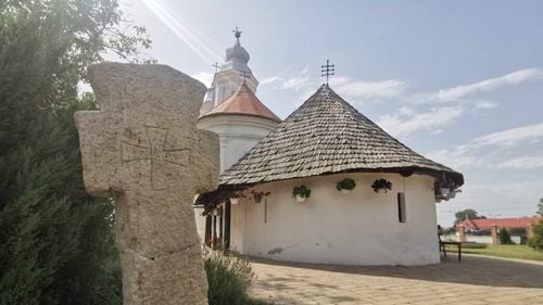Călător în Banat: Mănăstirea de la Partoș, închisă în secolul al XVIII-lea și redeschisă în anul 2008, atrage mii de pelerini / Cum arată bisericuța din curte, construită în urmă cu peste 450 de ani - FOTO