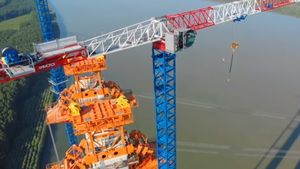VIDEO Imagini aeriene de la Podul suspendat peste Dunăre din Brăila: montarea platformei pe care se vor lansa cablurile de susținere