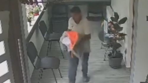 Un bărbat din Caransebeș, filmat cum fură banii donați pentru o fetiță cu cancer / Voia să-i joace la păcănele / Banii se aflau într-o cutie de donații, la un cabinet medical