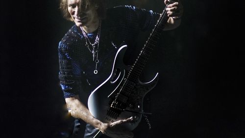 Steve Vai concertează luni seara la Sala Palatului din Capitală