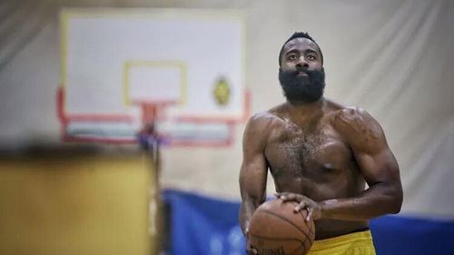 Baschetbalistul James Harden amendat cu 50.000 de dolari pentru că a încălcat protoculul sanitar impus de NBA