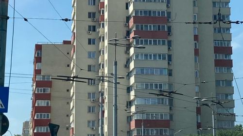 Incendiu în București, la un bloc de 14 etaje / O persoană a fost găsită carbonizată