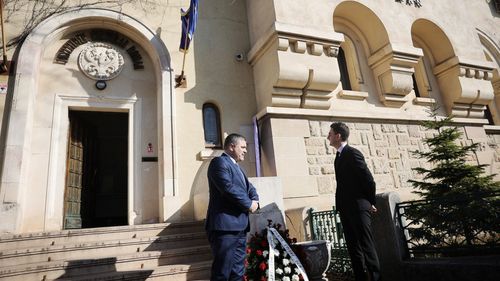 USR a depus o coroană funerară la Institutul Cultural Român: Coaliția PSD-PNL – groparul imaginii internaționale a României culturale / Bulai: Felul în care se comportă Catinca Maria Nistor ca directoare a unei instituții a Statului român e o rușine națională