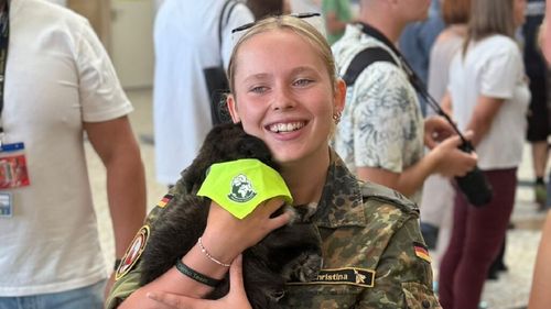 Piloții Forțelor Aeriene, alături de căței la conferința de presă BIAS 2025. Mesaj puternic pentru adopția animalelor: ”Ne-am dori ca toți acești căței să aștepte, la terminalul plecări, zborul către o familie iubitoare” (FOTO)