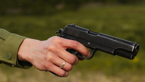 Un bărbat din Iași care s-a filmat în timp ce înjura, amenința și trăgea cu un pistol letal a fost identificat şi condus la audieri de polițiștii din Argeș/ Bărbatul locuiește fără forme legale în Pitești