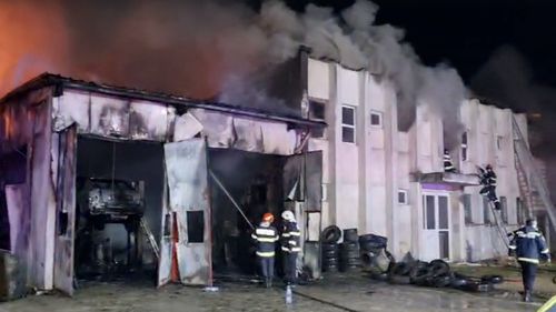 Incendiu puternic izbucnit la un service auto din Craiova / Mesaj de avertizare a populației, transmis prin sistemul RO-ALERT