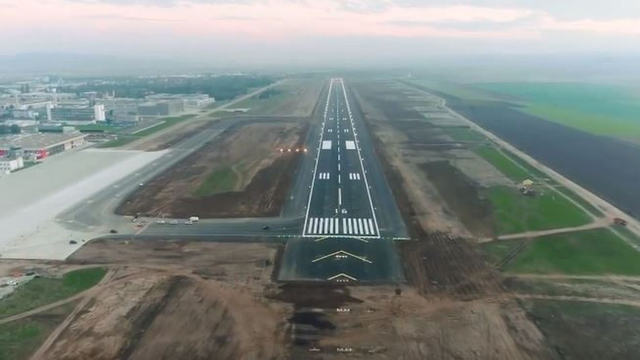 Aeroportul din Bacău s-a redeschis după două luni și are o nouă pistă