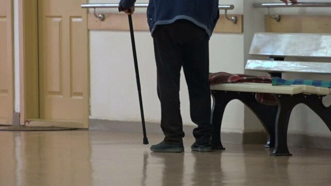 Zeci de bătrâni, evacuaţi dintr-un azil din Poarta Albă, în urma unui incendiu de vegetaţie uscată din apropiere