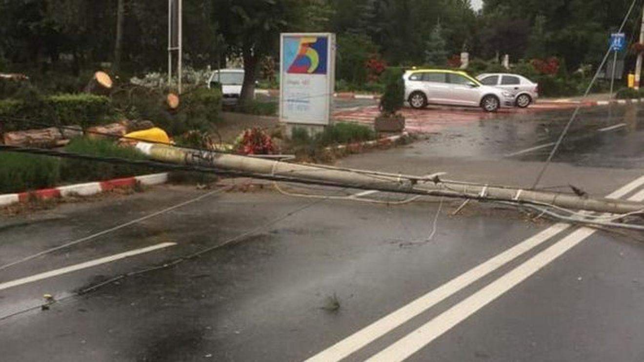 Mureș: Peste 30 de localități au rămas fără curent electric,  90 de copaci și mai mulți stâlpi au fost doborâți de vânt