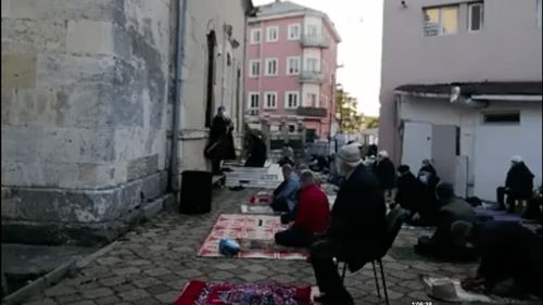 Musulmanii sărbătoresc duminică încheierea Ramadanului. În majoritatea țărilor musulmane manifestările aglomerate și rugăciunile colective sunt interzise, în scopul combaterii epidemiei de Coronavirus