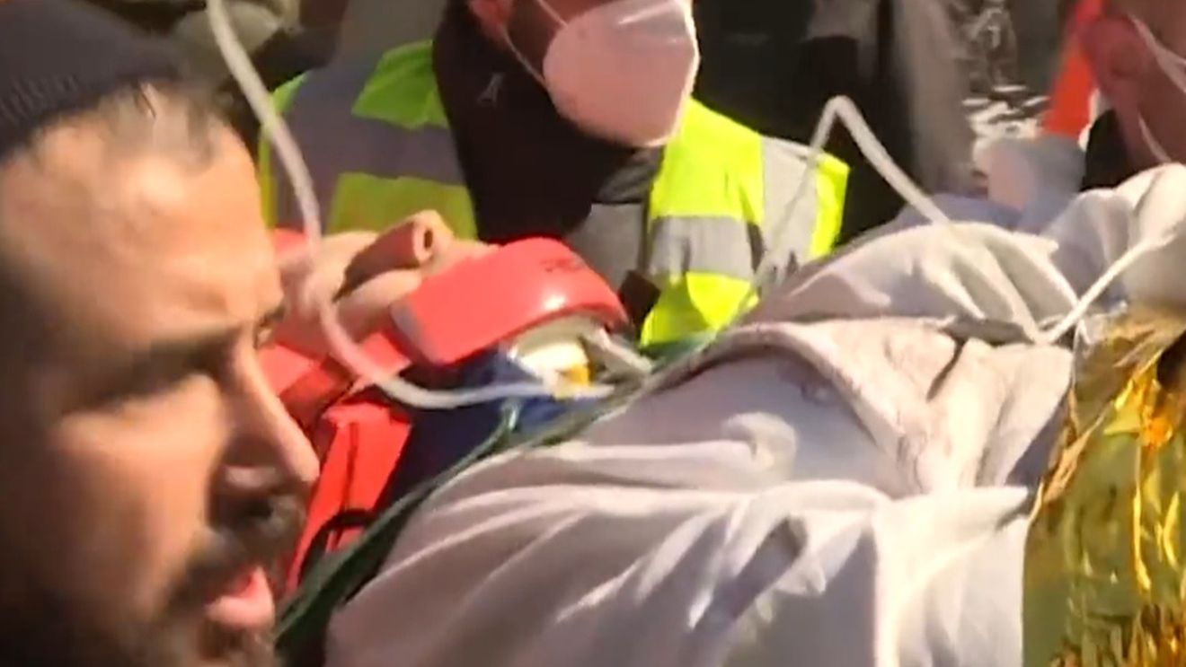 VIDEO O tânără de 17 ani, salvată de sub dărâmăturile unei clădiri, la 10 zile după cutremurul devastator din Turcia
