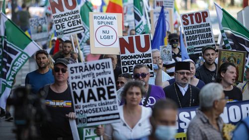 FOTO „Marşul Normalităţii” organizat de Noua Dreaptă: Câteva sute de participanţi, unii îmbrăcaţi în port popular, purtând icoane şi pancarte cu mesaje anti-LGBT, dar şi împotriva persoanelor publice care susţin comunitatea LGBT