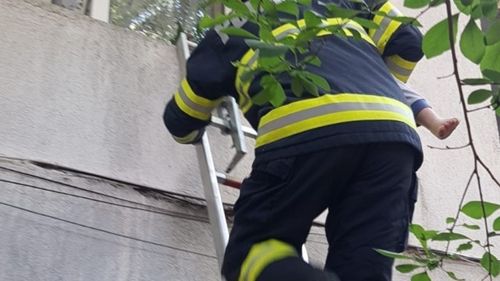 Un copil de numai doi ani a fost salvat de pompierii din Focșani după acesta ce s-a urcat pe pervazul unei ferestre, într-un apartament de la etajul I