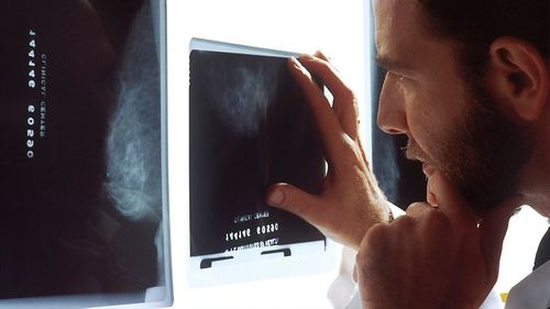 Un kilogram de cuie şi şuruburi în stomacul unui pacient din Lituania / De ce a început bărbatul să înghită obiecte metalice