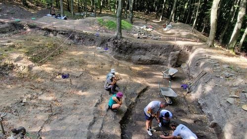 Monede grecești din argint descoperite în Cetatea Dacică de la Tilișca. Expert: ”Întăresc ipoteza că cetatea era dezvoltată, avea legături cu lumea greacă”