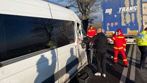 Accident la Paşcani între un microbuz cu numere de Republica Moldova şi un autotren