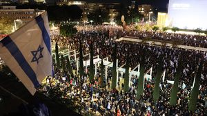 UPDATE Proteste masive au loc în Israel, manifestanții aprind focul pe șosele / Poliția încearcă să-i îndepărteze cu tunuri de apă / Tot segmentul economic din Israel intră în grevă luni, după ce șase ostatici au fost uciși de teroriștii Hamas