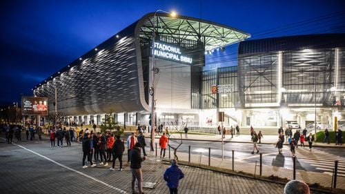 Mai multe clase dintr-o școală din Sibiu ar putea fi mutate la Stadionul Municipal Sibiu / Primar: ”Vom cere și acordul de la FC Hermannstadt, sperăm să nu fie nevoie și de la Federația Română de Fotbal„ 